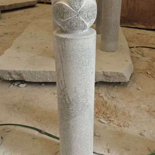 遵义 芝麻白花岗岩石材挡车石柱、停车柱、圆柱挡车柱、方柱挡车柱等