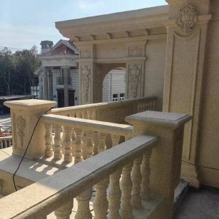 遵义 黄金麻别墅外墙干挂雕花配合阳台栏杆花瓶柱