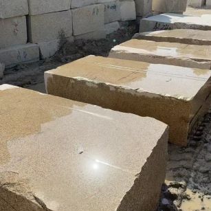 遵义 黄金麻方料堆场洗料分选中，原材料充足