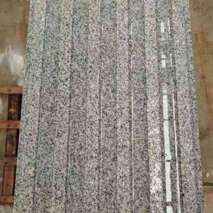 遵义 芝麻白花岗岩荔枝面雕刻盲道，盲条