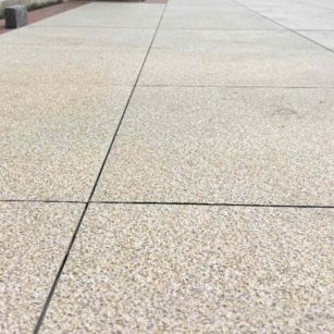 遵义 黄金麻花岗岩石板材荔枝面地面铺装效果