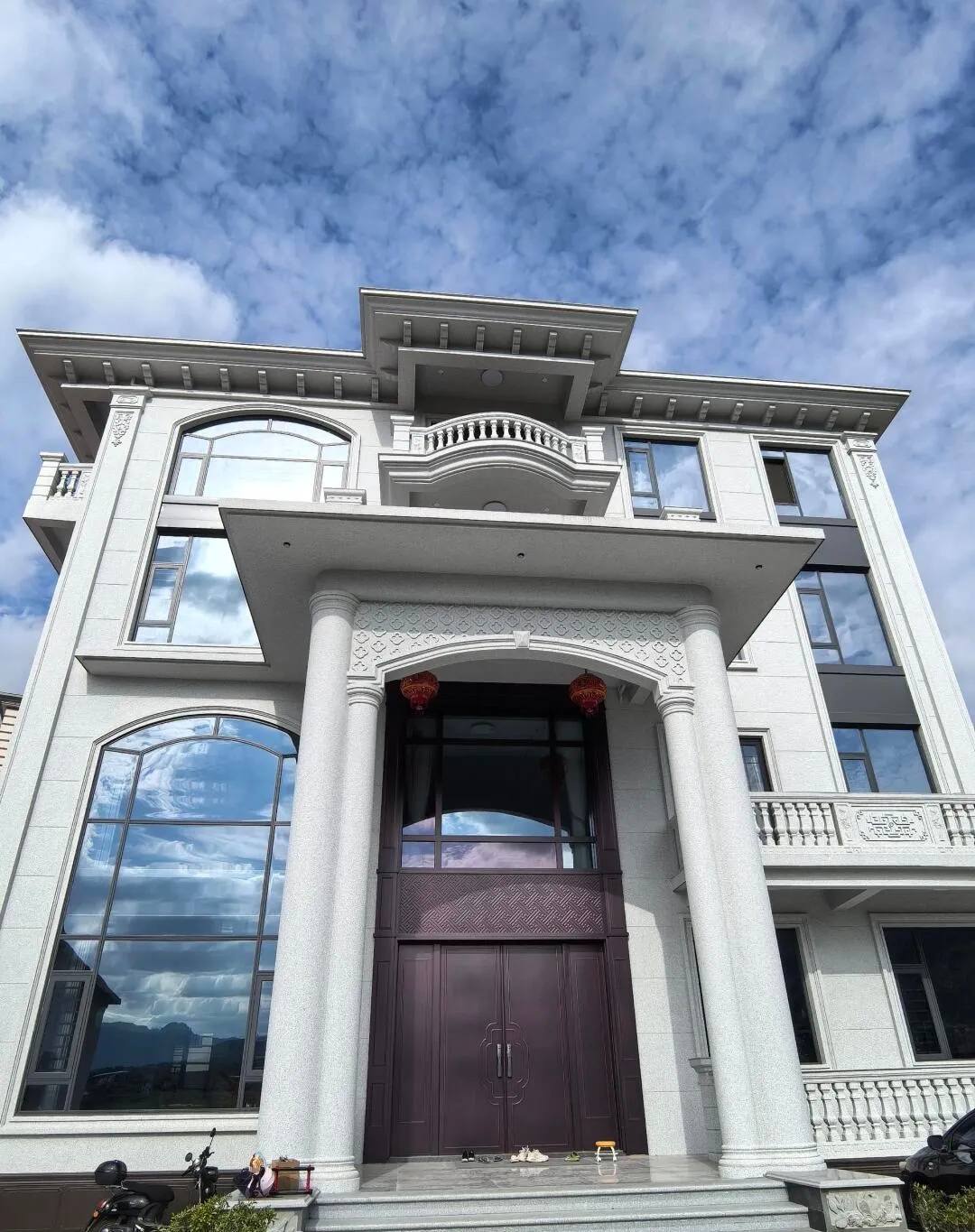 遵义白麻别墅外墙干挂石材效果示例