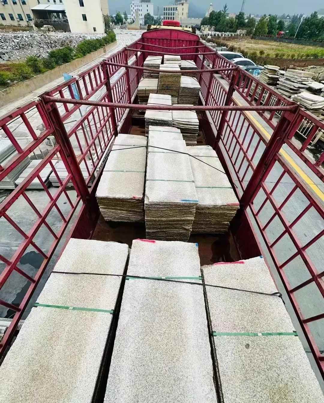 遵义 黄金麻花岗岩荔枝面，光面毛板装车完成