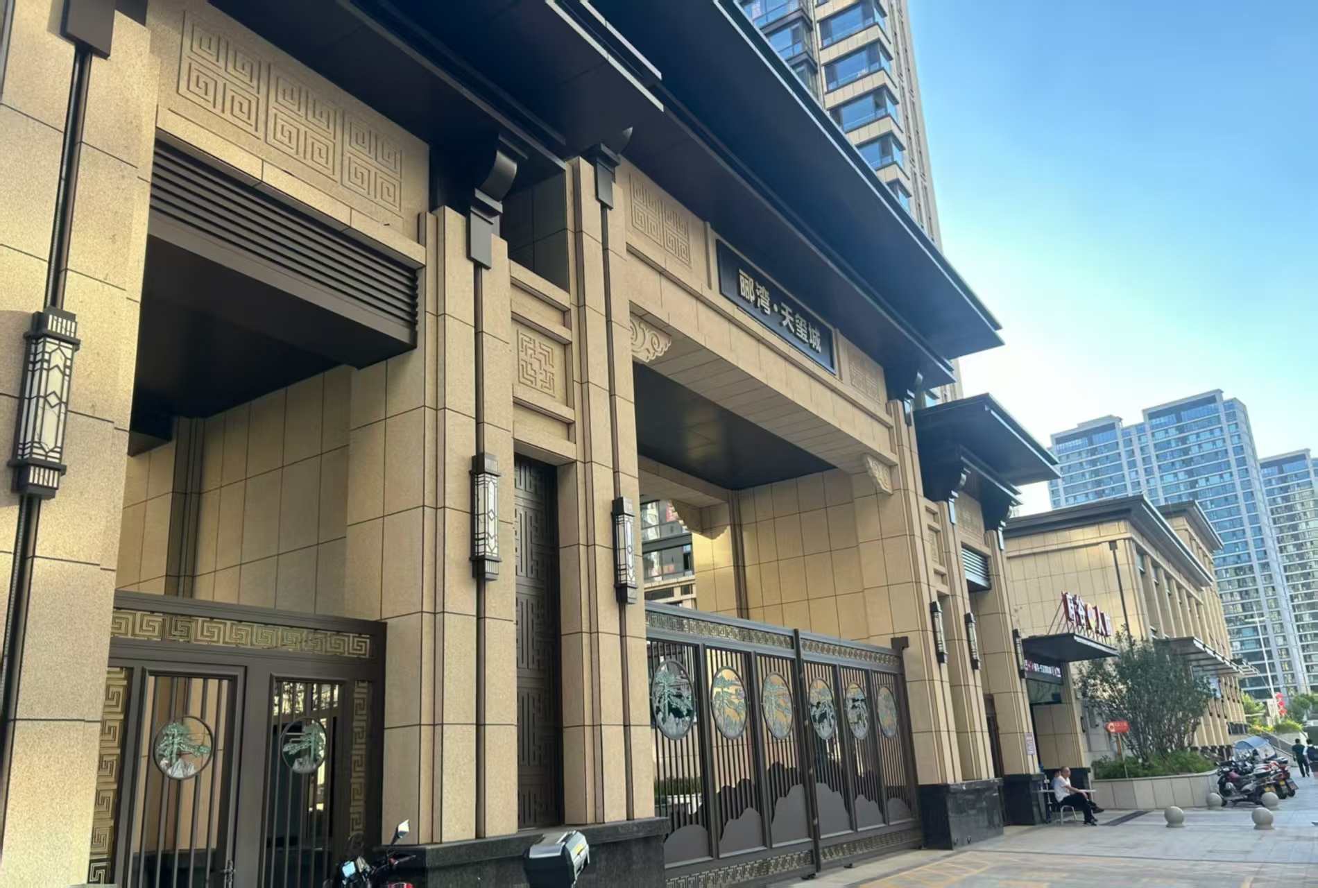 遵义 黄金麻花岗岩荔枝面小区门楼外墙干挂