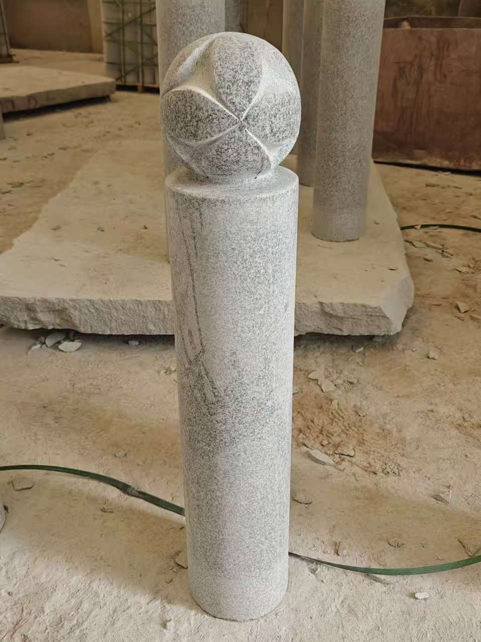 遵义 芝麻白花岗岩石材挡车石柱、停车柱、圆柱挡车柱、方柱挡车柱等