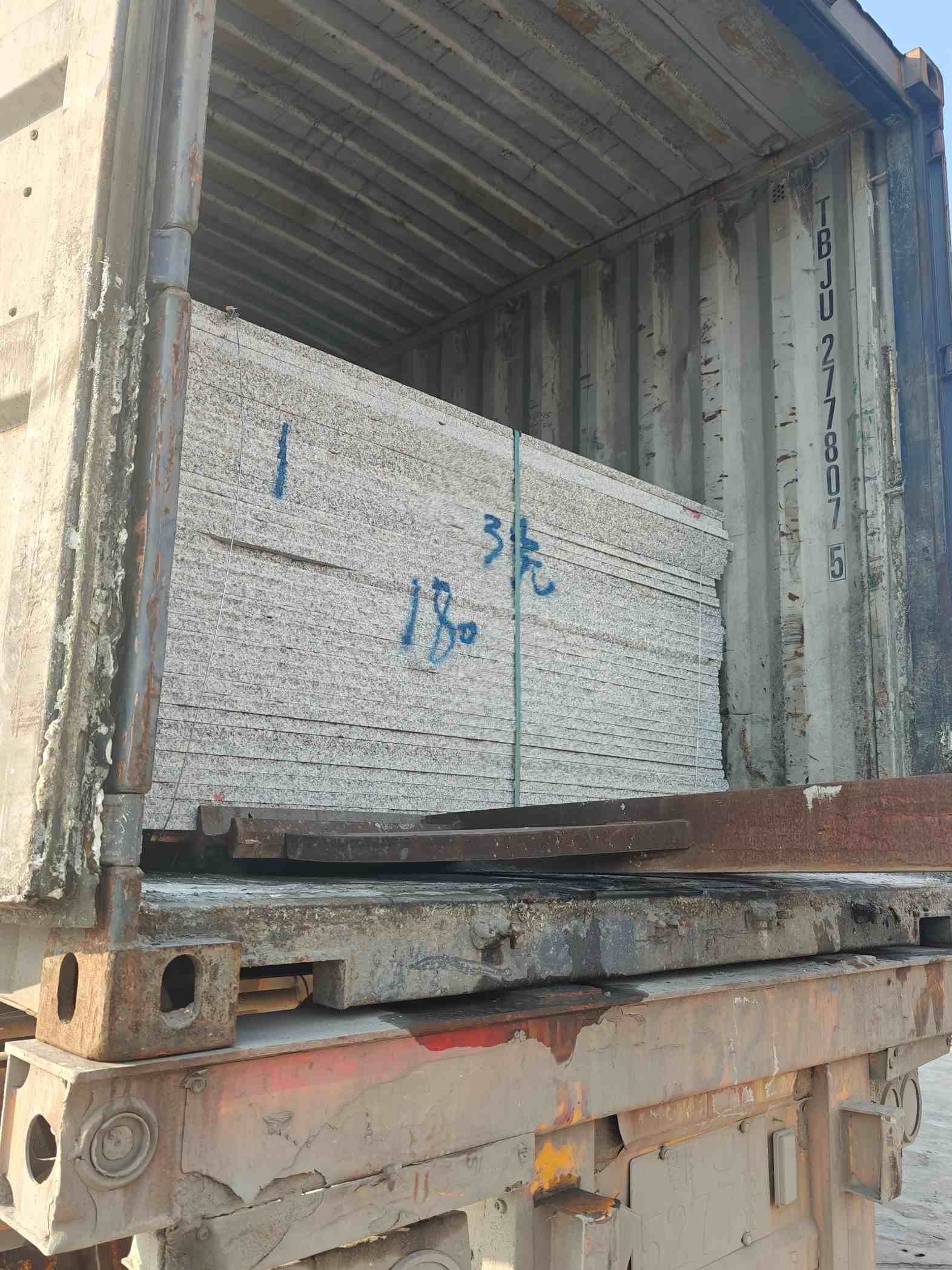 遵义 芝麻白花岗岩石材3.0公分光面毛板装柜出货