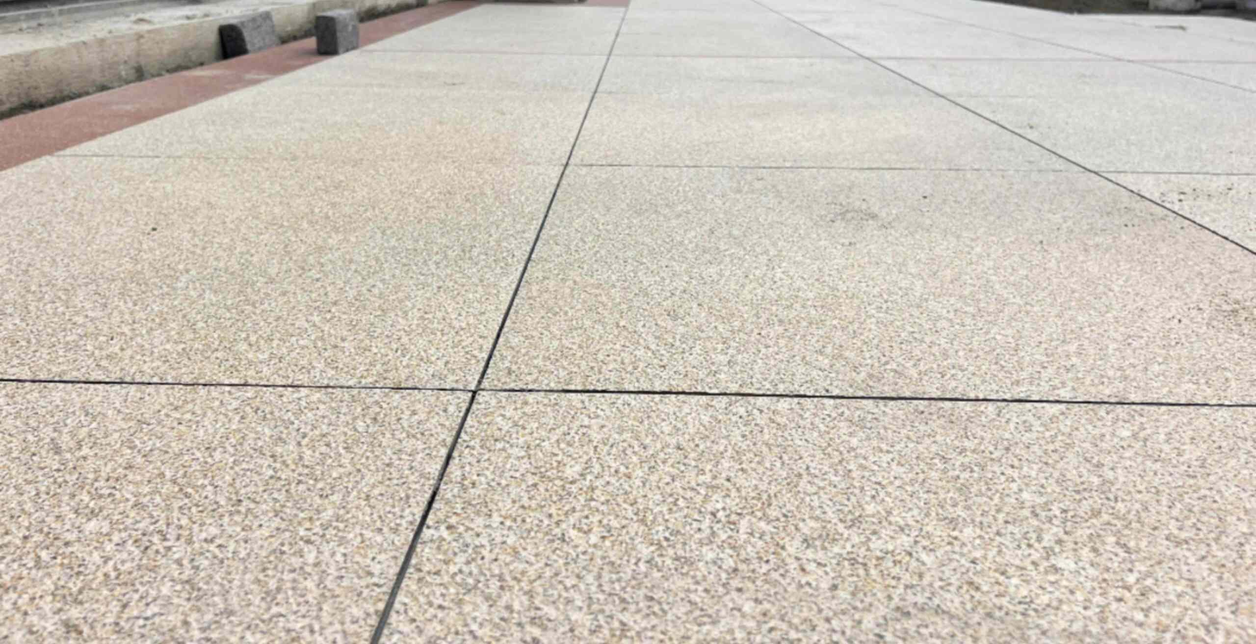 遵义 黄金麻花岗岩石板材荔枝面地面铺装效果