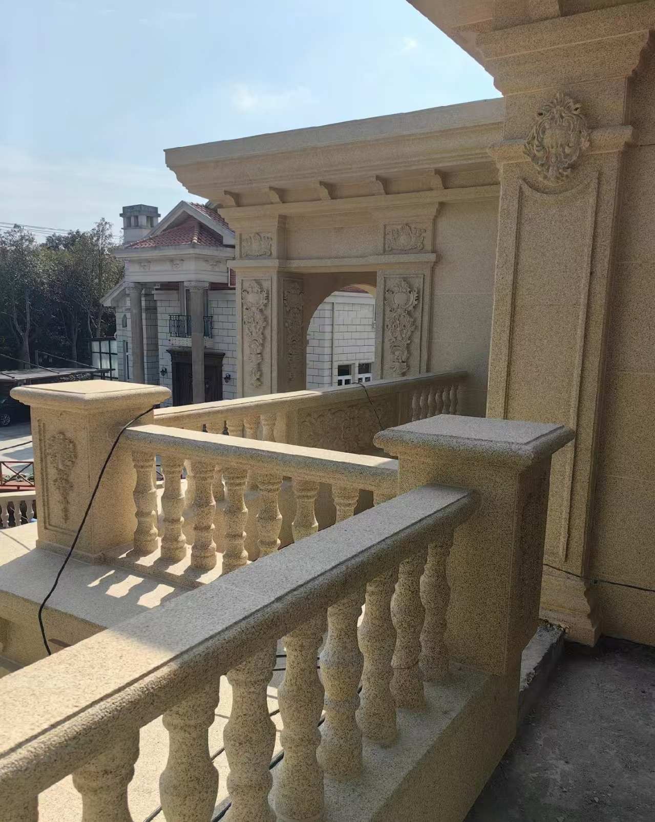 遵义 黄金麻别墅外墙干挂雕花配合阳台栏杆花瓶柱