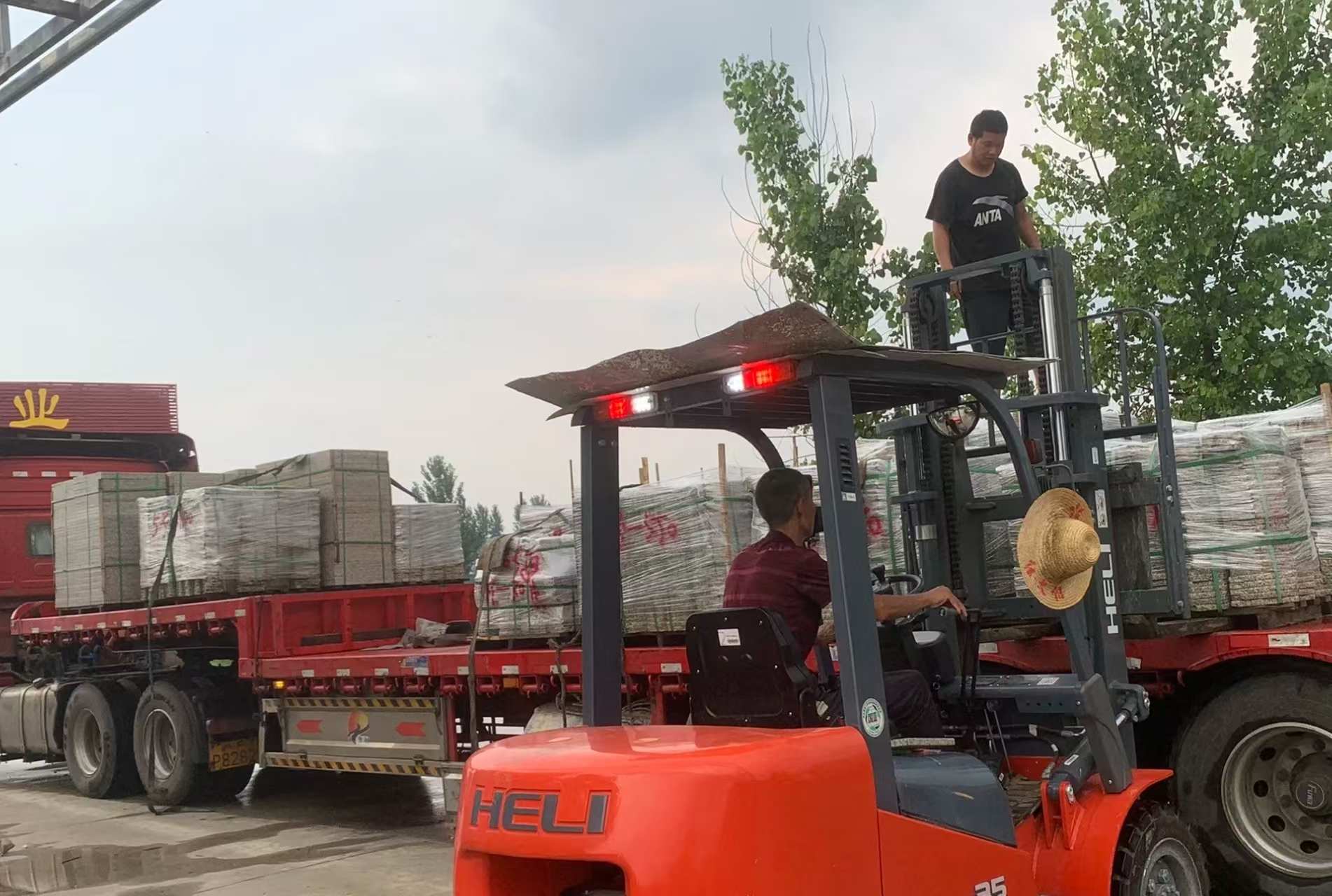 遵义 黄金麻冰裂纹，地铺石装车