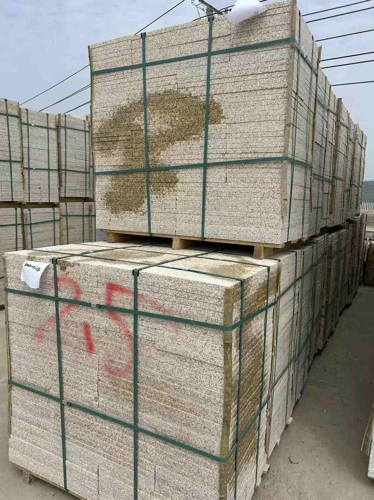 遵义 黄金麻花岗岩石材荔枝面地铺石2.5*300*600