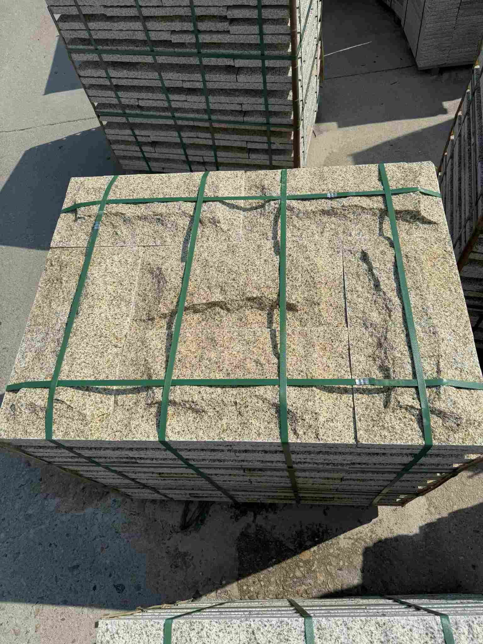 遵义 黄金麻花岗岩石材自然面蘑菇石成品