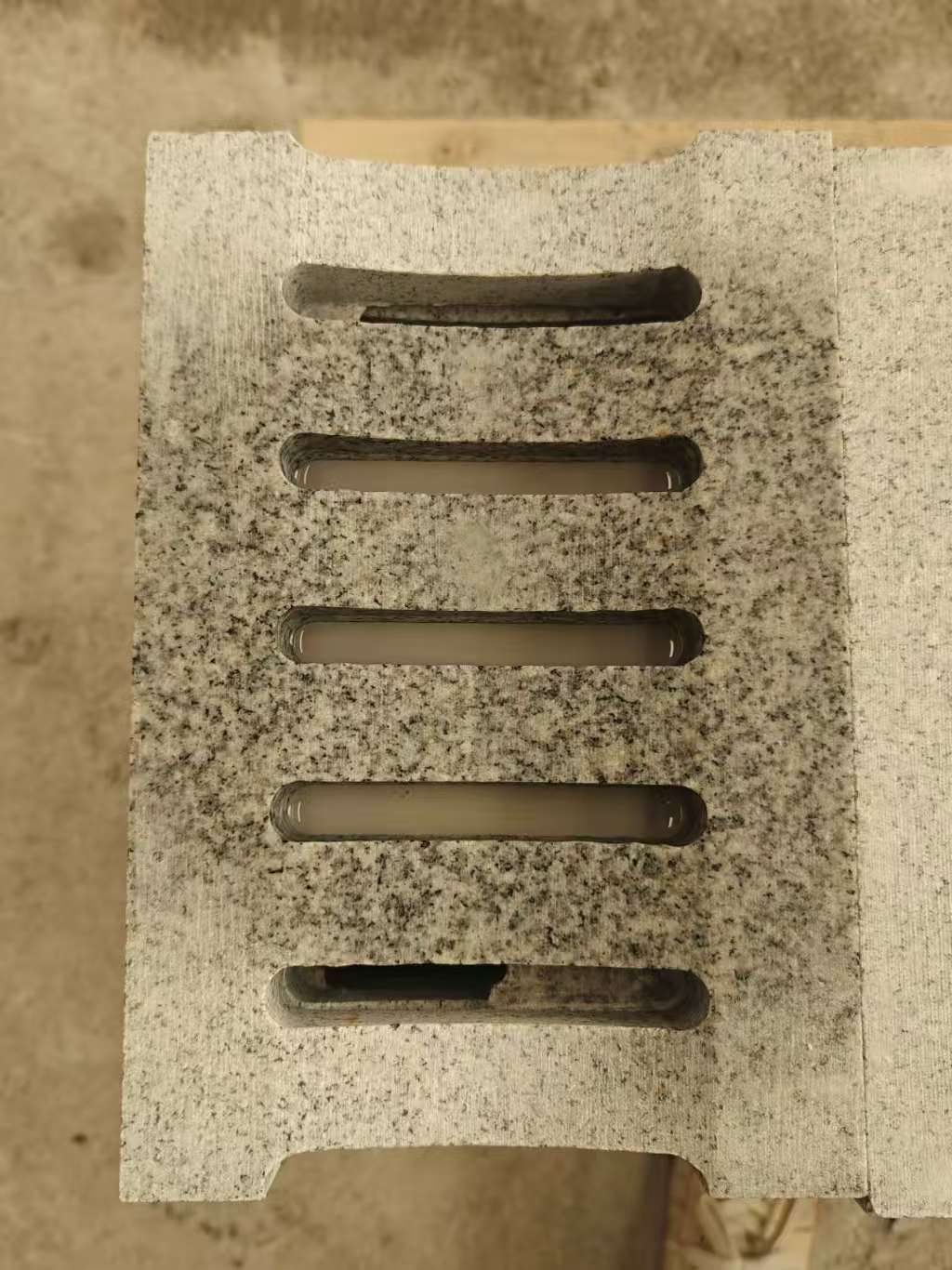 遵义 芝麻白拉丝面花岗岩U型开槽排水槽