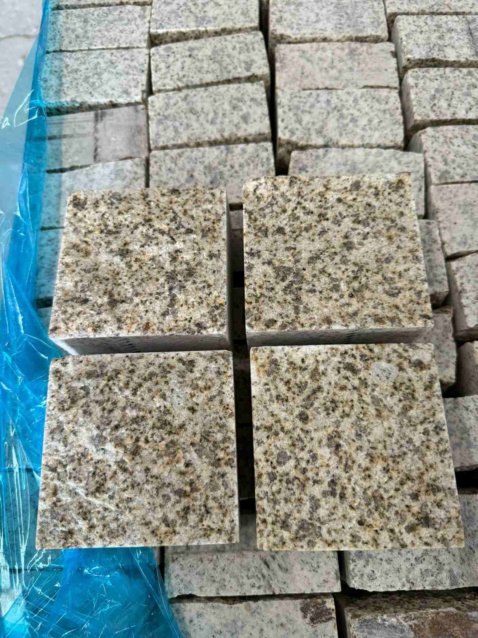 遵义 黄金麻花岗岩自然面小方块，弹石，马蹄石等