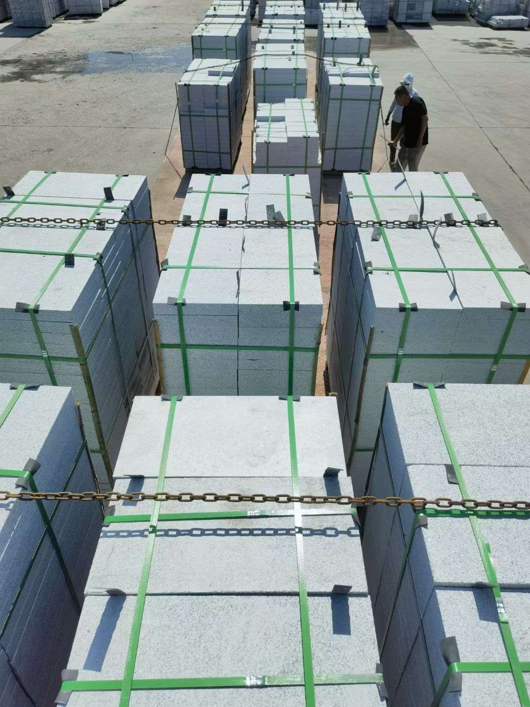 遵义 芝麻白花岗岩5公分地铺石 花岗岩厂家工厂装车日常