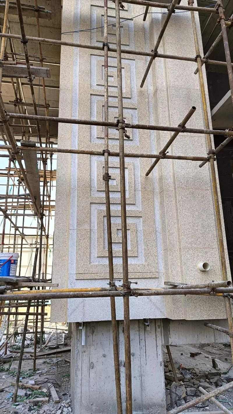 遵义 黄金麻花岗岩别墅外墙干挂回纹造型效果