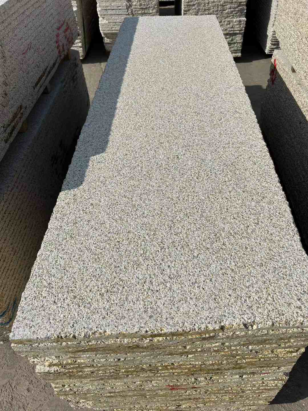 遵义 黄金麻花岗岩荔枝面毛板，半成品