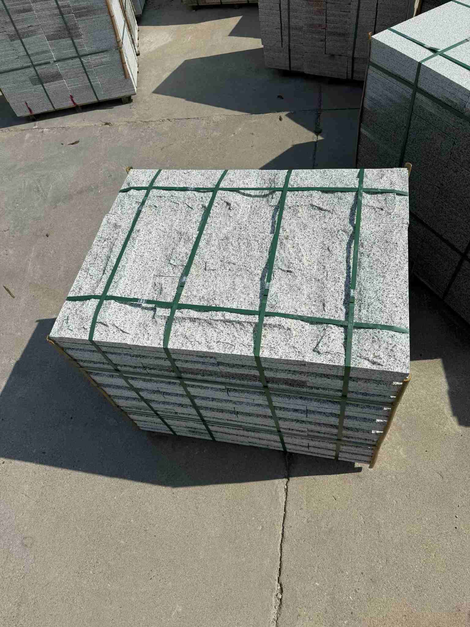 遵义 白麻花岗岩石材自然面蘑菇石成品