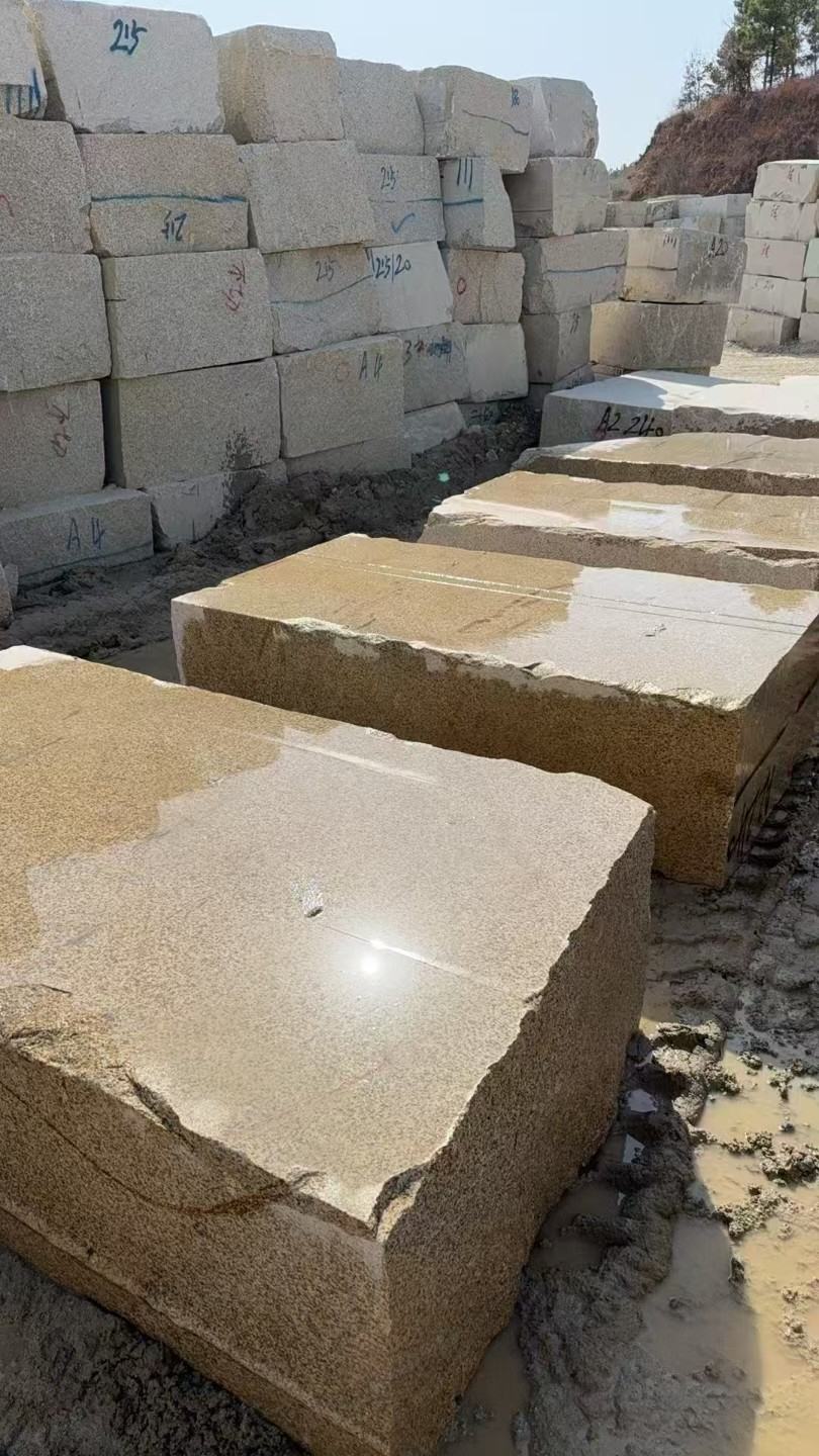 遵义 黄金麻方料堆场洗料分选中，原材料充足