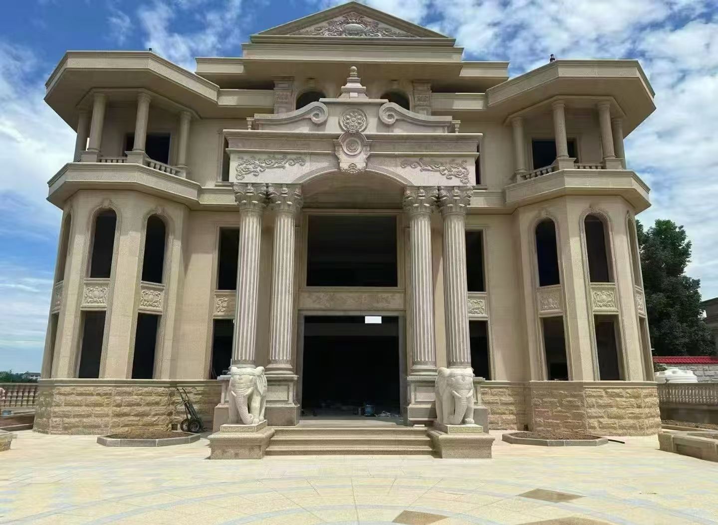 遵义 黄金麻别墅外墙干挂，大柱，大象，蘑菇石，雕花板