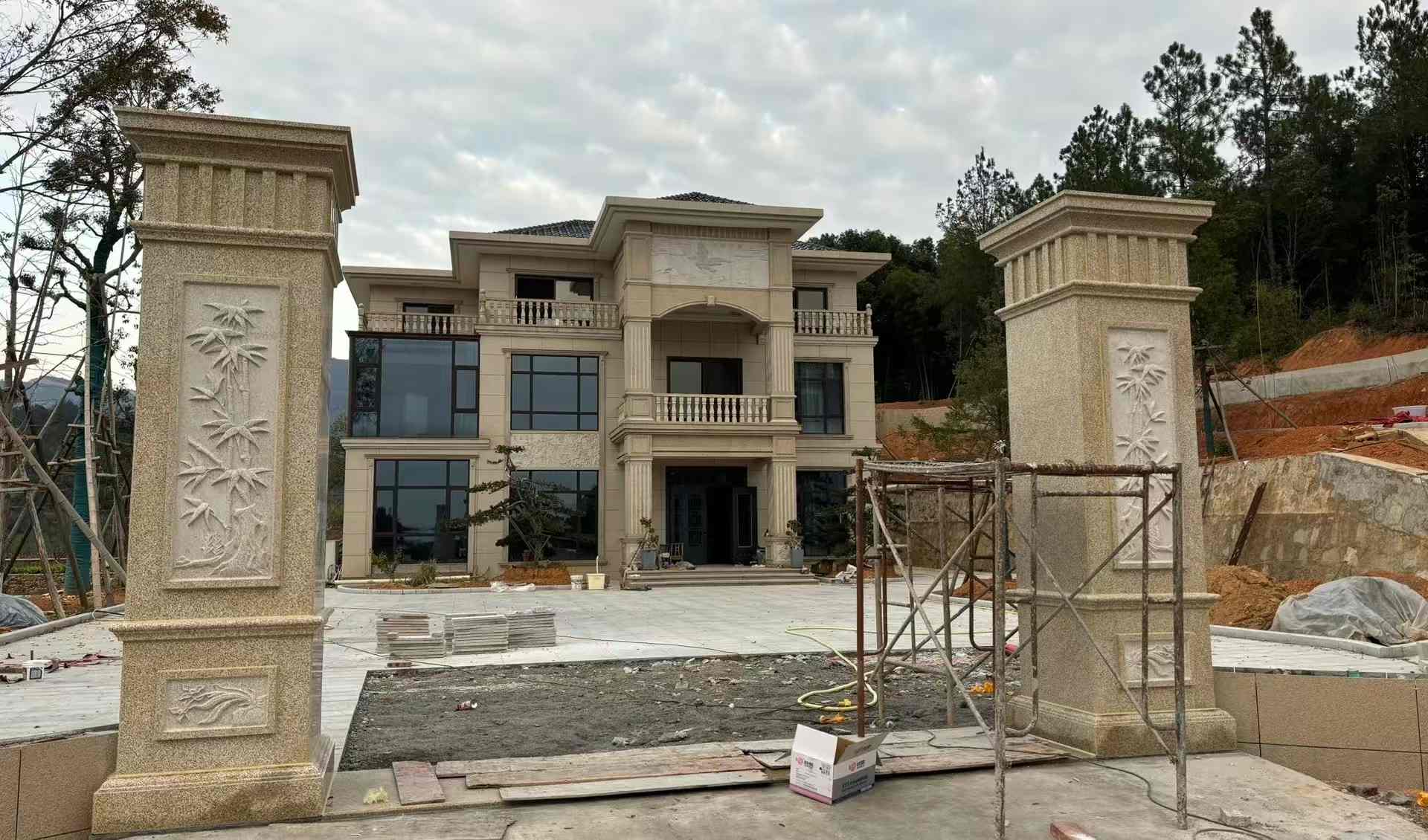 遵义 黄金麻花岗岩别墅雕花外墙干挂配上门口雕花罗马柱