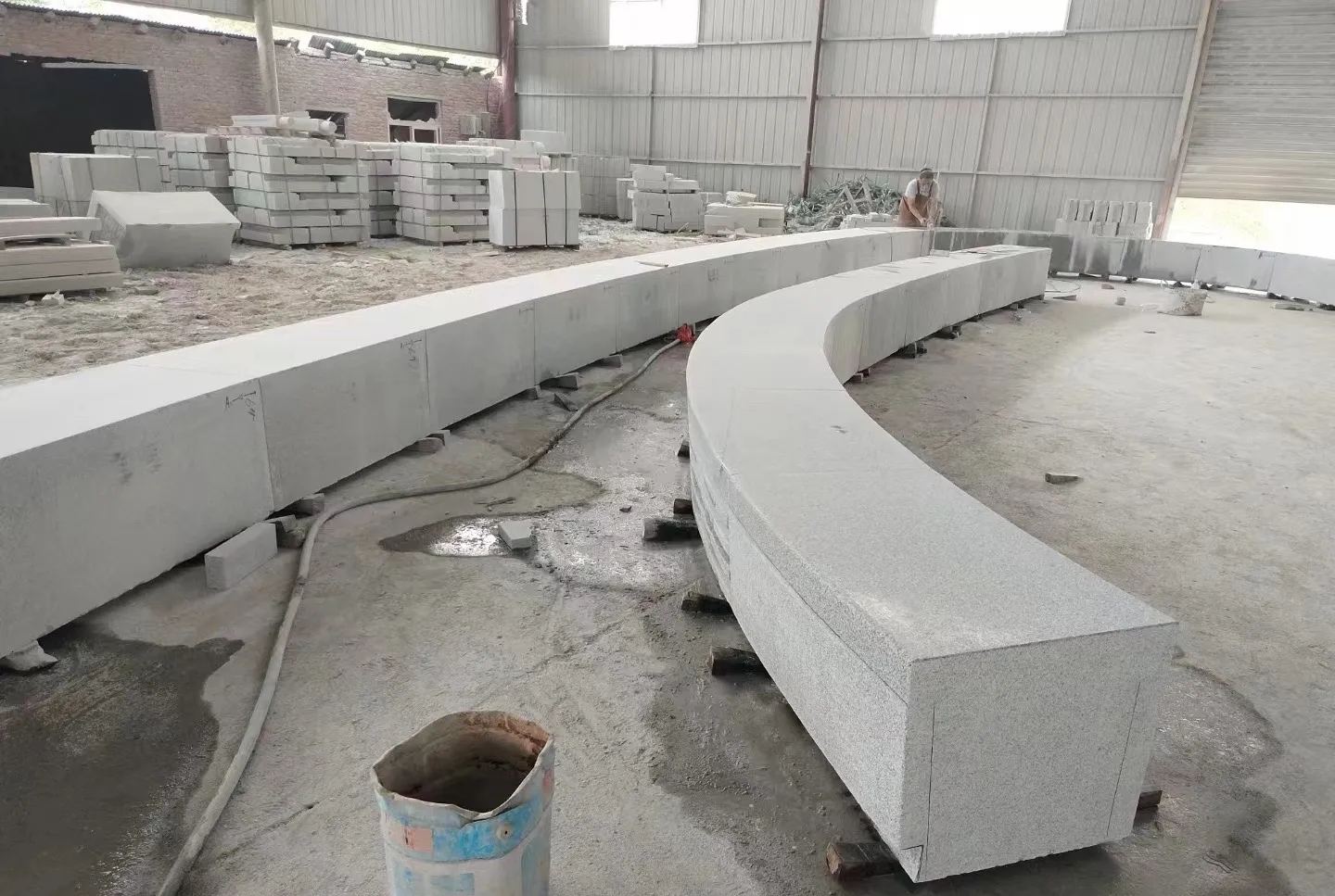 遵义芝麻白花岗岩石板材 园林光面弧形坐凳